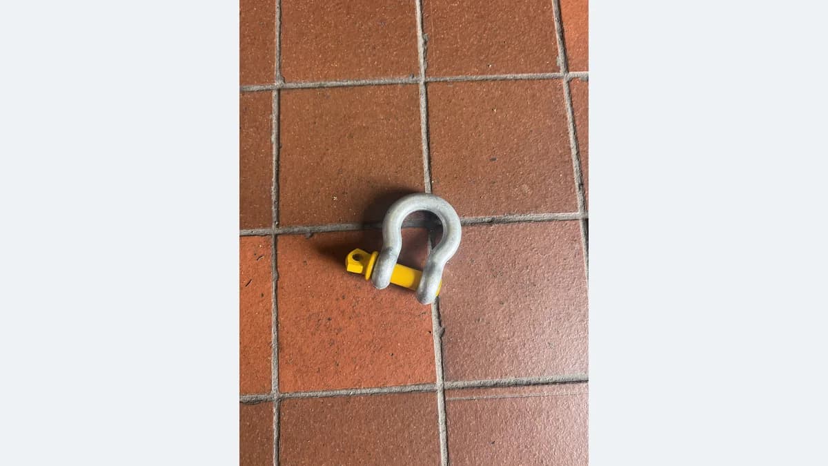 Bow shackle