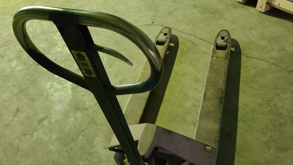 Manual pallet jack: handle, forks and load wheels