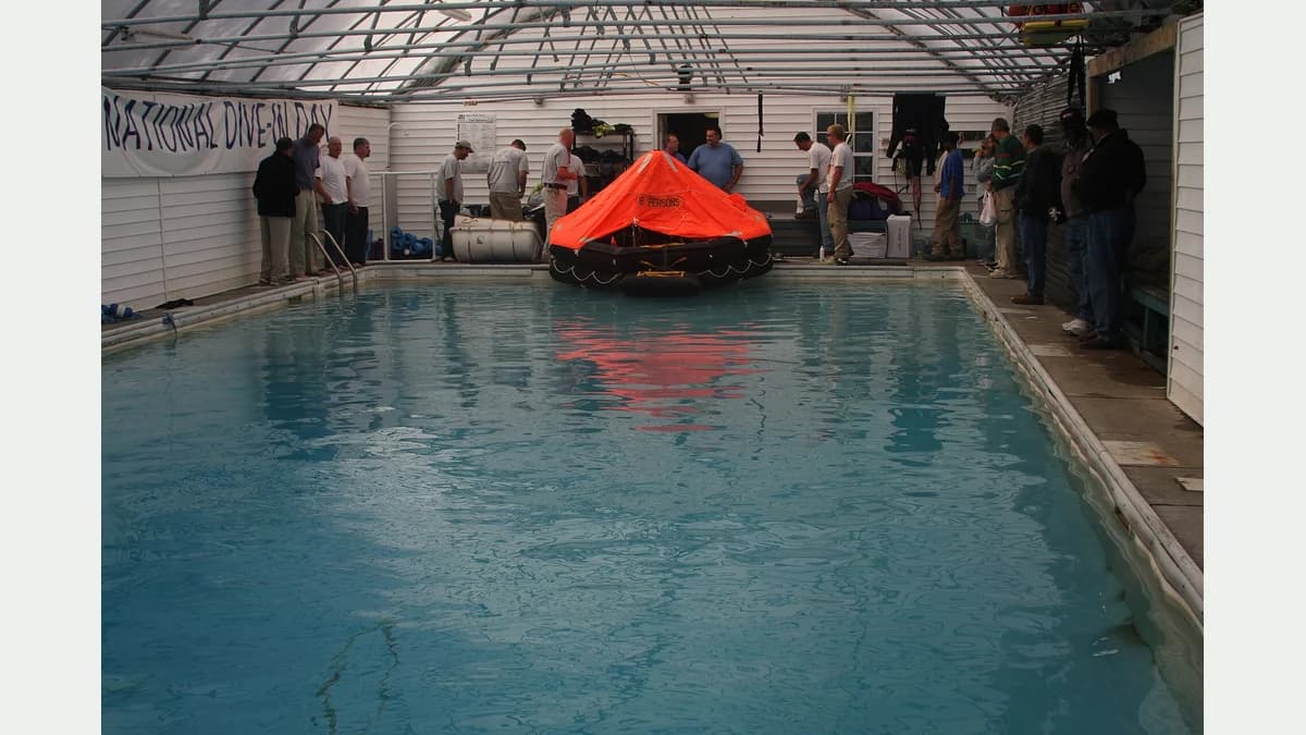Life-raft familiarisation in a training pool